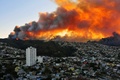 山火事で大量の黒煙が立ち上る南米チリ中部バルパライソ（Valparaiso、2014年4月12日撮影）。(c)AFP/ALBERTO MIRANDA