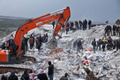 シリア・イドリブ県の地震被災地で行われる生存者や犠牲者の捜索活動（2023年2月6日撮影）。(c)OMAR HAJ KADOUR / AFP