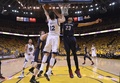 14-15NBAプレーオフ1回戦（7回戦制）、ゴールデンステイト・ウォリアーズ対ニューオーリンズ・ペリカンズ。ニューオーリンズ・ペリカンズのアンソニー・デイビス（右）にシュートをブロックされるゴールデンステイト・ウォリアーズのアンドリュー・ボーガット（2015年4月20日撮影）。(c)AFP/Getty Images/Thearon W. Henderson