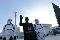 ウクライナの首都キエフ（Kiev）の独立広場に20日、人気映画『スター・ウォーズ（Star Wars）』シリーズに登場する悪役ダース・ベイダー（Darth Vader）が帝国軍兵士ストームトルーパーを伴って現れ、道行く人々に翌21日の「世界終末の日」から逃れられる「宇宙船の乗船チケット」を、缶詰やマッチ、コンドーム、トイレットペーパー、せっけん、電球などと一緒に配った。

このダースベイダーたち、実は同国の政党「ウクライナ・インターネット党（Ukrainian Internet Party）」の活動家。同党では何らかのアピール行動を起こす際、ダースベイダーやストームトルーパーの格好をするのが恒例となっている。

5000年以上続いてきた古代マヤ文明の「長期暦」が21日に区切りを迎えるにあたり、世界各地では「世界が滅亡する」と信じる一部の人々が話題となっている（2012年12月20日撮影）。(c)AFP/SERGEI SUPINSKY