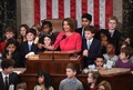 米首都ワシントンの連邦議会議事堂で、議員らの子や孫たちに囲まれるナンシー・ペロシ下院議長（2019年1月3日撮影）。(c)SAUL LOEB / AFP