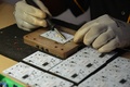 ブルキナファソ・デドゥグにある太陽光発電ランプの工場で、作業に取り組む従業員（2016年10月13日撮影）。(c)AFP/Ahemed OUOBA