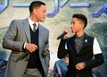 米俳優ウィル・スミス（Will Smith）と息子のジェイデン・スミス（Jaden Smith）が1日、都内で行われた新作映画『アフター・アース（After Earth）』のPRイベントに出席した。地元の中学生と記念撮影をするなどし、イベントは大いに盛り上がった。同作は6月21日から全国で公開される（2013年5月1日撮影）。(c)AFP/Toru YAMANAKA
