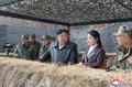 北朝鮮の非公開の場所で訓練を行う朝鮮人民軍の訓練を視察する金正恩（キム・ジョンウン）朝鮮労働党総書記と娘のジュエさん。朝鮮中央通信（KCNA）提供（2024年3月15日撮影、同16日公開）。(c)AFP PHOTO/KCNA VIA KNS