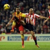 13-14スペイン1部リーグ第15節、アスレティック・ビルバオ（Athletic Bilbao）対FCバルセロナ（FC Barcelona）。ボールを競るアスレティック・ビルバオのミケル・リコ（Mikel Rico Moreno）とFCバルセロナのマルティン・モントーヤ（Martin Montoya、2013年12月1日撮影）。(c)AFP/RAFA RIVAS