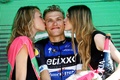ジロ・デ・イタリア2016、第2ステージ（アーネムからナイメーヘン、190キロメートル）。表彰式でキスの祝福を受けるマルセル・キッテル（2016年5月7日撮影）。(c)AFP/LUK BENIES