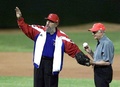 キューバのハバナで行われた野球の試合で、ジミー・カーター元米大統領（右）が投球の準備をしている間にタイムを掛けるフィデル・カストロ国家評議会議長（2002年5月13日撮影、肩書は当時、資料写真）。(c)AFP/ADALBERTO ROQUE