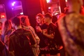 英ロンドンのソーホー地区で、バーの外で飲み騒ぐ人々（2020年7月4日撮影）。(c)JUSTIN TALLIS / AFP