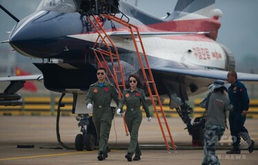 中国軍の女性戦闘機パイロットが初の曲技飛行 写真4枚 国際ニュース