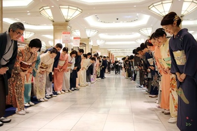 大手百貨店で初売り、福袋求め買い物客が列