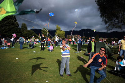 たこ揚げを楽しむ人びと、コロンビア・ボゴタ