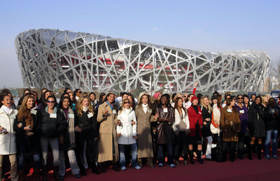 ＜第57回ミス・ワールド＞各国代表が北京五輪のスタジアムを訪問