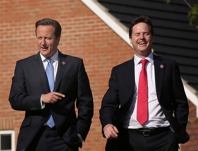 度量見せた？英副首相、自身を風刺したパロディー楽曲の販売を公認