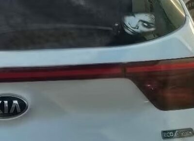 「夜道で遭遇したら心臓が止まる」 韓国で“幽霊ステッカー”車が物議…後続車を威嚇する危険な悪戯