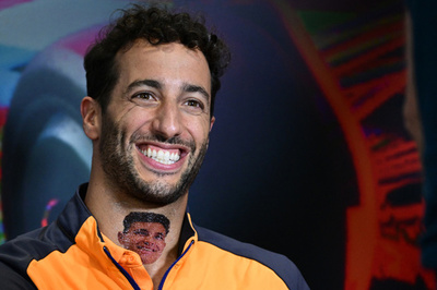 不仲説を一蹴!? リカルドが首にノリスのタトゥー イタリアGP