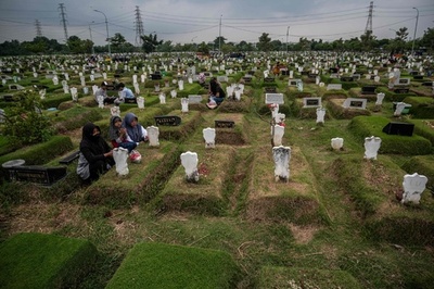 【今日の1枚】ガーデン調？お墓もいろいろ インドネシア