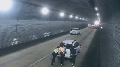 韓国・トンネル内の故障車、一緒に押してくれ、無言で立ち去った「心温まる」清掃員