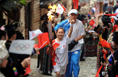 北京五輪聖火、ミャオ族の村を通過