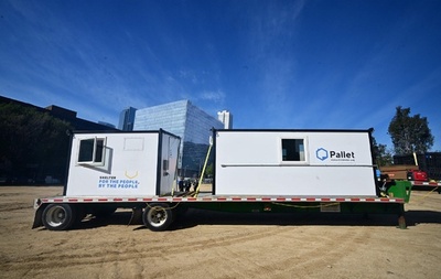 深刻なホームレス問題に直面する米加州、応急仮設住宅を公開