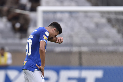 名門クルゼイロが初の2部降格、観客暴徒化で試合は中止に