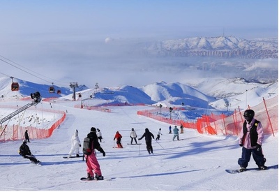 中国・新疆のスキー場に全国からスキーヤー集結