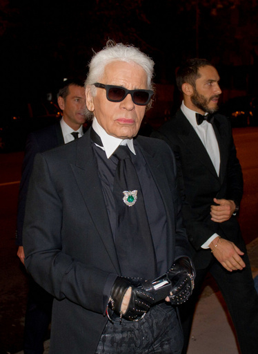 カール・ラガーフェルドのサングラスを外せ！仏オンラインゲーム