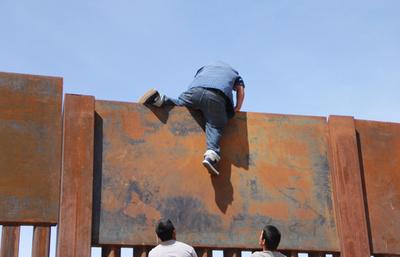 メキシコから米国へ、国境の壁を2分足らずで突破