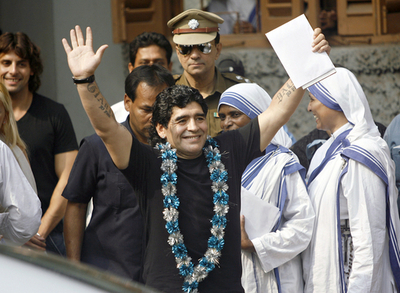 マラドーナ監督 神の愛の宣教者会を訪問