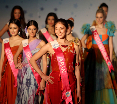 マレーシアでファッションショー、伝統工芸“バティック”を用いたドレスを披露