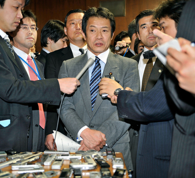 中川財務相、泥酔疑惑を否定 G7後の記者会見で不審な言動