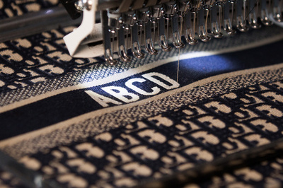 「ディオール」ブック トートに名入れサービス開始、期間限定イベントも