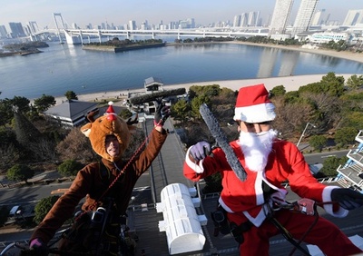 窓ふきサンタとトナカイが登場、東京・台場