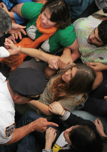 NYで反ウォール街デモ、700人拘束