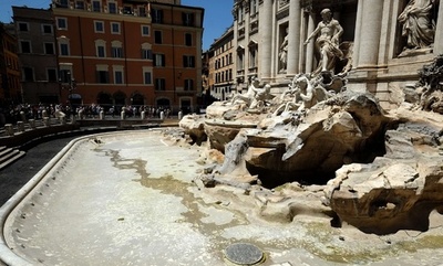 水のないトレビの泉、改修工事で 伊ローマ