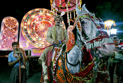 今もインドで行われる、ド派手な伝統の結婚式