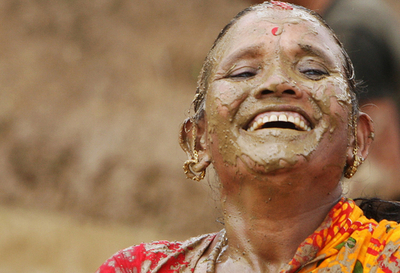 田植えの季節、泥掛け合いお祝い ネパール