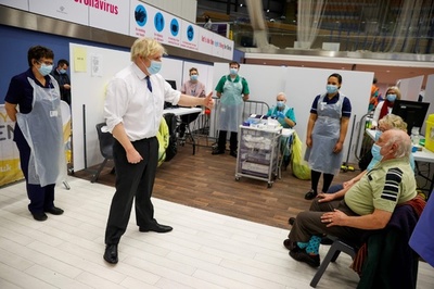 【解説】英国がコロナワクチンの迅速な集団接種に成功した要因 エルトン・ジョンも動員