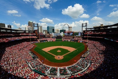 MLBの試合中に「流れ弾」、球場内の観客に当たる 女性軽傷