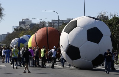 巨大なボールをゴロゴロゴロ…夏季ユース五輪をアートでアピール