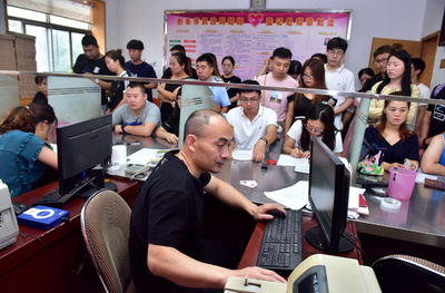 中国の結婚率は低迷になる一方、人口減少などが原因