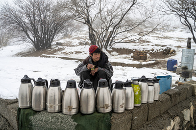 【今日の1枚】寒い日の商売、紅茶で暖を アフガニスタン