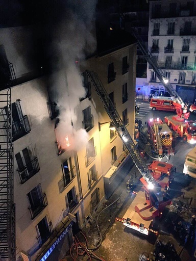 仏パリのアパートで火災、子ども含む8人死亡