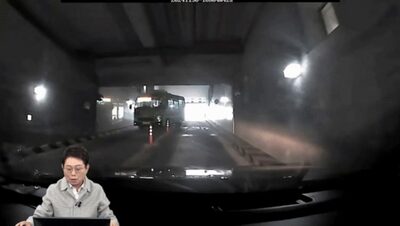 自動運転？いやサイドブレーキ掛け損じ…韓国・マイクロバス、地下駐車場に危険な突進
