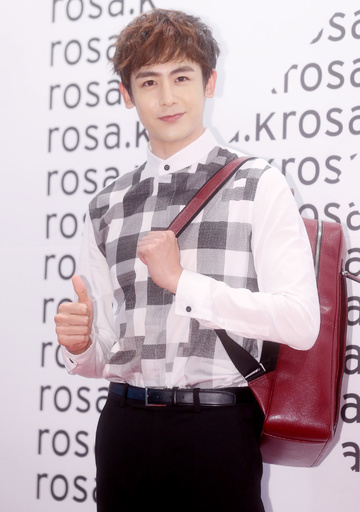 2PMのニックン、rosa.Kとのコラボバッグを発表 韓国