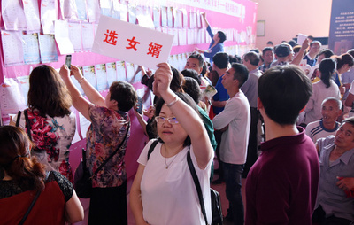 両親が集う代理「婚活パーティー」、中国