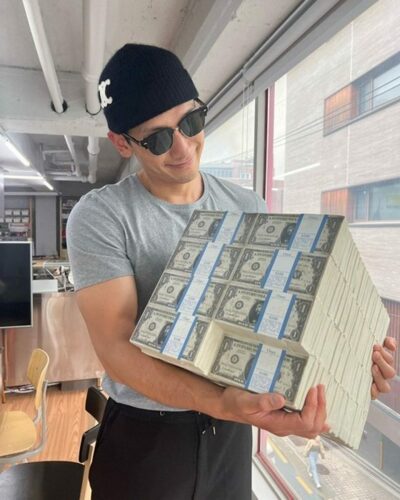 RAIN、“札束”の誕生日プレゼント認証ショットを公開