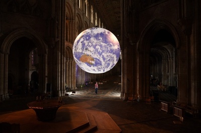 大聖堂に浮かぶ「地球」 英