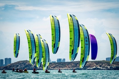 中国・福建平潭でカイトボード選手が波に挑む