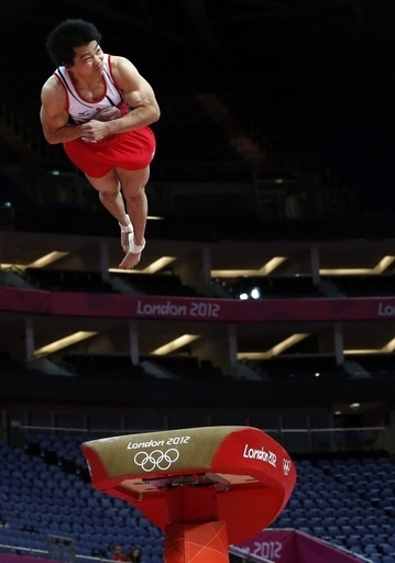 内村ら体操男子日本代表が試合会場で練習