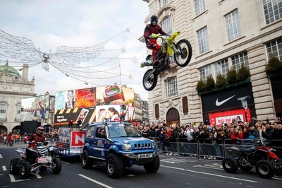 ロンドンで新年祝うパレード、蒸気自動車やクラシックカーも